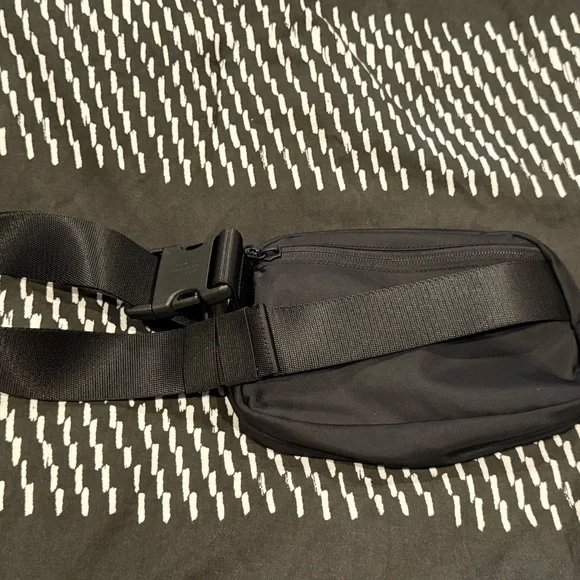 Lulu Lemon Everywhere Black Belt Bag - Picture 5 of 6